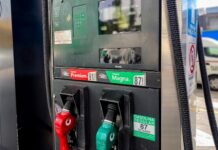 Gasolina en San Diego supera el precio de Tijuana, pero largos tiempos de espera frenan las ventas fronterizas.