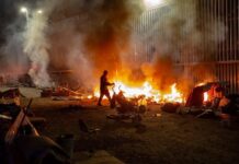 Incendio en la Vía Internacional consumió casas improvisadas junto al muro fronterizo.