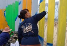Pintan mural en la frontera para visibilizar la problemática de los desaparecidos.
