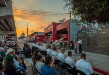 Honran la trayectoria de dos bomberos al inscribir sus nombres en el memorial durante su día nacional.
