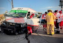 Mujer quedó prensada tras choque entre taxi y vehículo particular en el bulevar Insurgentes.