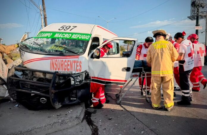 Mujer prensada accidente taxi
