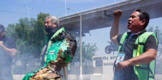 Queman piñatas de ICE en protesta contra las redadas y deportaciones en Tijuana.