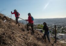 Personas invidentes subieron el Cerro Colorado mediante senderismo inclusivo.