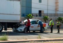 Taxi Libre chocó contra camión y dejó dos lesionados en la carretera Tijuana-Tecate.