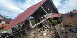 Sismo de magnitud 7.7 sacudió a Indonesia.