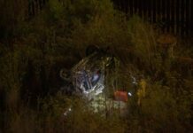 Muere conductor tras caer a un barranco de 40 metros en el acceso a Playas de Tijuana.