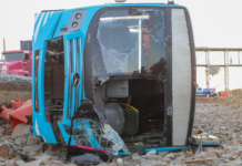 Volcadura de camión de transporte de personal deja 15 trabajadores lesionados en el bulevar 2000.