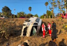 Volcadura de taxi de ruta deja al menos 10 personas lesionadas en el bulevar Cuauhtémoc.