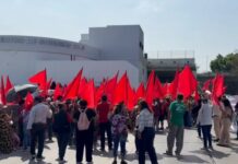 Antorchistas protestaron en la vía rápida para exigir escuelas y servicios.