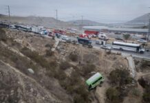 Accidente múltiple en bulevar 2000 dejó 27 heridos y un taxi en un barranco.