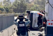 Tráiler embistió cuatro vehículos y dejó siete lesionados en carretera de Tijuana.