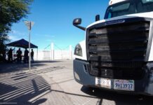 Cumplen transportistas tres días de bloqueo en garita de Mexicali por retiro de visas.