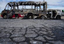 Muere conductor calcinado tras chocar contra un camión de pasajeros en Mexicali.