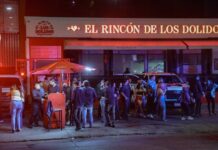 Bomberos atienden conato de incendio en bar de la Zona Río en Tijuana.