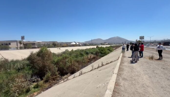 Cuerpo calcinado canalización del río .