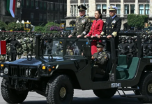 Sheinbaum encabezó desfile militar con 15 mil elementos y 99 aeronaves sobrevolando el Zócalo.