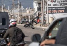 Muere motociclista tras chocar contra revolvedora en Tijuana.