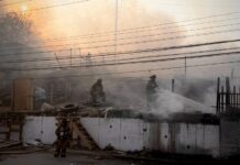 Fuerte incendio consumió cinco viviendas de madera en Paseo Santa María.