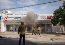 Incendio en Farmacias del Ahorro moviliza a bomberos en la Zona Centro de Tijuana.