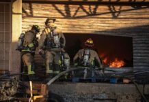 Incendio consumió dos bodegas en la Plaza de Abastos Los Álamos en Tijuana.