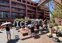 Protestan frente a oficinas de ICE en San Diego para exigir su abolición y denunciar abusos.