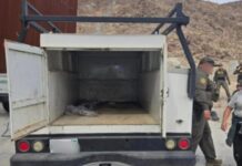 Patrulla Fronteriza rescató a 31 migrantes hacinados en una camioneta modificada en Ocotillo.
