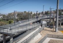 Inauguran rehabilitación del puente peatonal Margarito Saldaña en Tijuana.