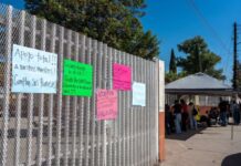 Padres toman primaria en Guaycura por adeudo a maestros.