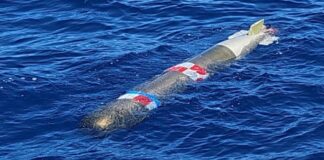 Marina recupera torpedo de prácticas flotando frente a costas de Ensenada.