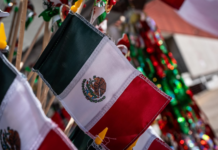Inicia la venta de artículos patrios en las calles de Tijuana por los festejos de septiembre.