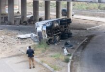 Volcadura de dompe dejó dos muertos y tres heridos en carretera Tijuana-Tecate.