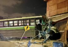 Camión de transporte de personal se impacta contra vivienda en Mariano Matamoros.