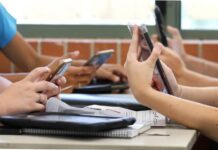 SEP regulará uso de celulares en primarias y secundarias, aunque no será prohibición absoluta.