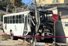 Detienen a conductor tras choque de camión de transporte en Santa Fe.