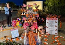 Instalan altar de muertos frente a Centro de Detención de Migrantes en San Diego.