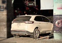 Camioneta se impactó dentro de panadería en Natura.