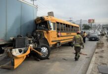 Conductor de transporte escolar quedó prensado tras choque contra tráiler en la Vía Rápida Oriente.