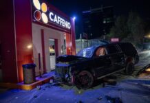 Accidente en Vía Rápida Poniente dejó daños en un café y un car wash.