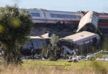 Ocho mexicanos viajaban en los trenes del accidente ferroviario en España, uno permanece desaparecido.