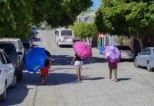 Familias duermen al aire libre por apagones y calor extremo en Tijuana.