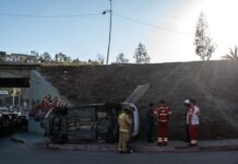 Conductor cayó con su vehículo desde un puente en Tijuana.