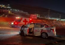 Mujer lesionada en choque entre taxi y auto en la carretera Tijuana-Tecate.