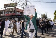 Marchan trabajadores del IMSS en Tijuana.