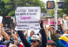 Marcha por agua limpia en Guadalajara termina con disturbios y daños al Palacio de Gobierno.