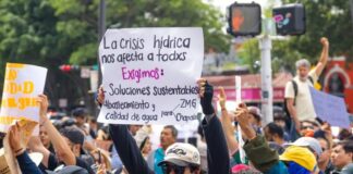 Marcha por agua limpia en Guadalajara termina con disturbios y daños al Palacio de Gobierno.