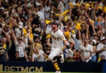 Padres vence a Cerveceros y mantiene viva la serie.