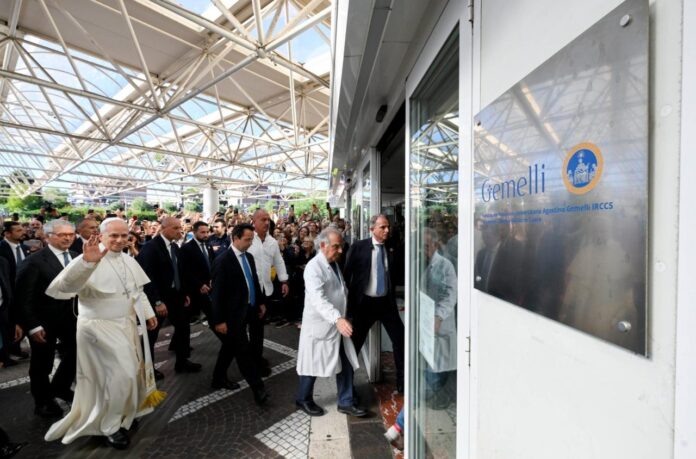 Papa León entrando Hospital