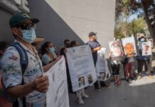 Vecinos de Ángeles del Pacífico protestan en la FGE por amenazas y presunto despojo de viviendas.