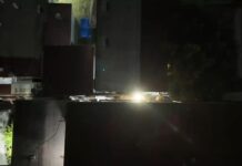 Bomberos rescato a hombre atrapado entre dos paredes.